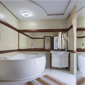5 bedroom bayside villa with pool near Kotor, sleeps 12